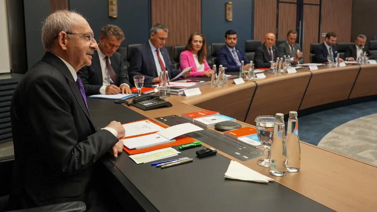 cumhuriyetgzt1's tweet photo. CHP MYK’sından parti içinde kalan Özel destekçisi vekillere ‘Truva atı’ benzetmesi… İsimlerin tespiti için Sarıbal’a görev verildi
https://t.co/03dw5Geske https://t.co/ShYPVyUlKR