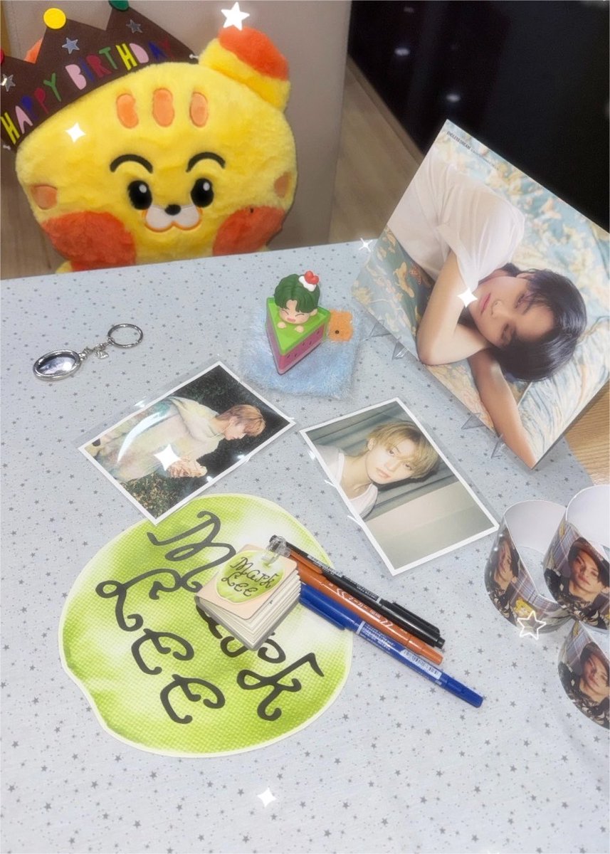 seemyu_'s tweet photo. 𝙈𝙖𝙙𝙚 𝙬𝙞𝙩𝙝 𝙡𝙤𝙫𝙚 𝙛𝙤𝙧 𝙈𝙖𝙧𝙠 𝙇𝙚𝙚 ♥
* ᴍᴀʀᴋ’ꜱ 𝟤𝟩ᴛʜ ʙɪʀᴛʜᴅᴀʏ 𐔌 🎂 ྀི.ᐟ ꒱

ᴍᴀʀᴋ ʟᴇᴇ ʙɪʀᴛʜᴅᴀʏ ᴘʀᴏᴊᴇᴄᴛ
ㅡ #AnotherPageWithMarkLee

โปรเจคเล็กๆของเราเสร็จสิ้นแล้ว ⁺⁸²Ⓜ️🐯💌
ขอบคุณมาร์คพึทุกๆคนเลยค่ะที่ให้ความสนใจในโปรเจคกอวของเราในครั้งนี้ ขอบคุณที่มาร่วมเขียนอวยพรคุณมาร์คกันเยอะแยะเลย หวังว่าปีนี้จะเป็นอีกปีที่คุณมาร์คได้รับความรักและคำอวยพรที่ดีในวันเกิด27ปีนะคะ ขอบคุณทางร้านmatcha timesด้วยที่ช่วยซัพพอร์ตโปรเจคของเรา ดีใจที่มาร์คพึทุกคนทำให้ปีนี้ไม่เงียบเหงา และหวังว่าโปรเจคเล็กๆของเราจะพอทำให้ทุกคนมีความสุขได้ไม่มากก็น้อยนะคะ 

To. Mark
Every year is a new page, and every memory becomes part of your story. Thank you for filling our pages with warmth, music, and strength. Together, we turn another page with you. ♥ 

#HAPPYMARKDAY
#MARK #MARKLEE #마크