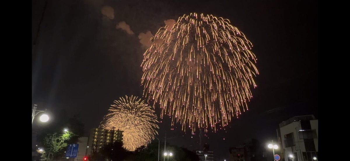interinter22's tweet photo. サッカー練習帰りに神通川の花火大会滑り込み！🎇
フィナーレのスターマイン、近くで見たら凄すぎて親子で大興奮😂⚽️
疲れてたはずなのに一気に吹き飛びました！

 #花火大会 https://t.co/DpkDWv9jQ0