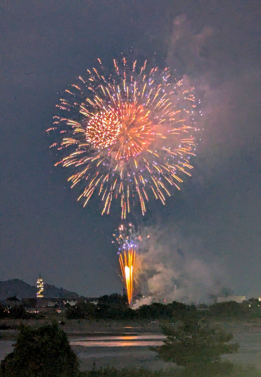 chi7903haru's tweet photo. 大井川花火大会🎇
久しぶりに花火をちゃんと見た☺️ https://t.co/0npgIMLJjH
