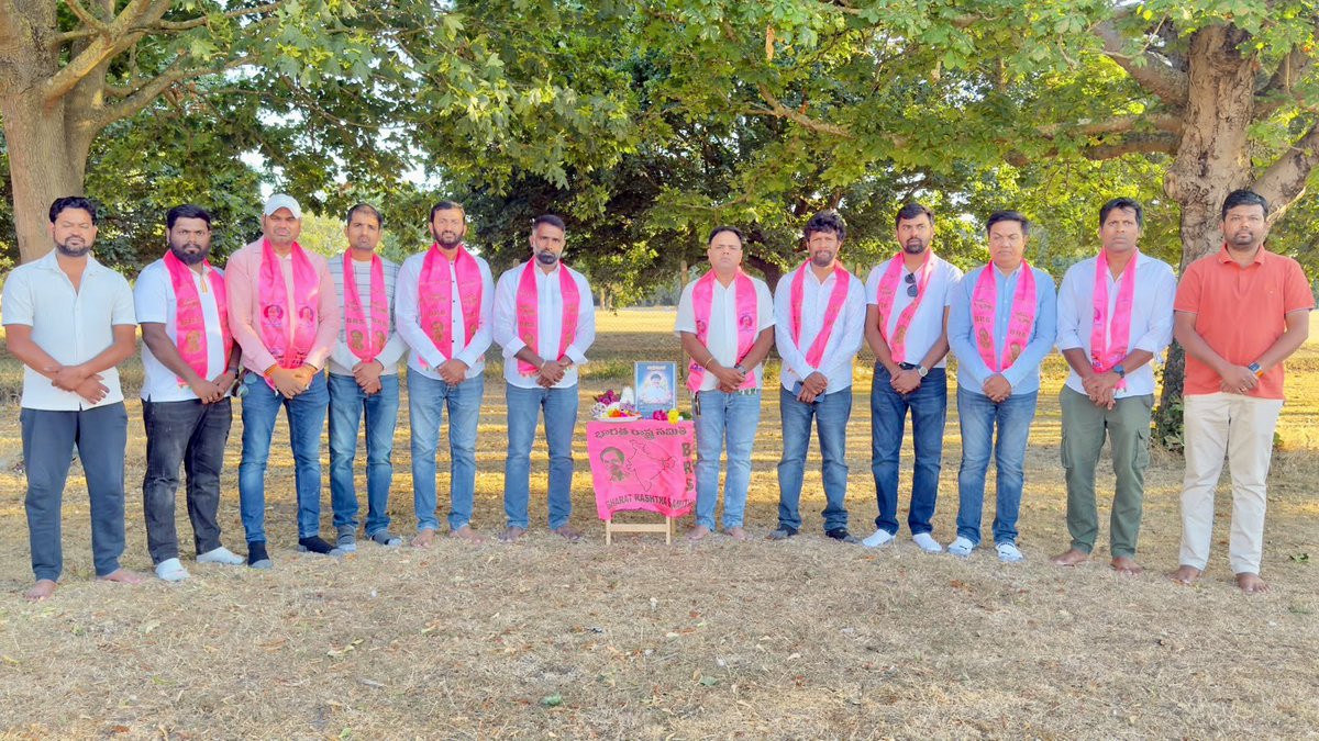 kkdudigama's tweet photo. రాజకీయాలకి అతీతంగా, ఆత్మీయతకు దగ్గరగా....
గౌరవ నర్సంపేట మాజీ ఎమ్మెల్యే (MLA) పెద్ది సుదర్శన్ రెడ్డి గారికి నా ఆత్మీయ NRI BRS స్నేహితులతో కలిసి నివాళులు అర్పించిన సందర్భంగా
#condolences #PoliticalNews #BRSParty #nribccell #NRIBRSUK https://t.co/VxMSPg8ZwR
