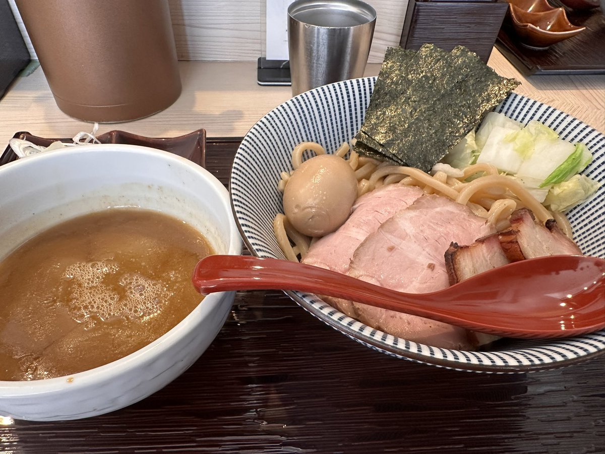 RAMENBLEM's tweet photo. つけ麺は「長男、もんたいちお」で。

店主の本名がそのまま店名になってるらしく、
初見だと二度見する屋号。

そこから市川市民納涼花火大会へ。
腹ごしらえは大事。

#RAMENBLEM #つけ麺 #花火大会 #市川市民納涼花火大会 https://t.co/ePAjT7xiGv