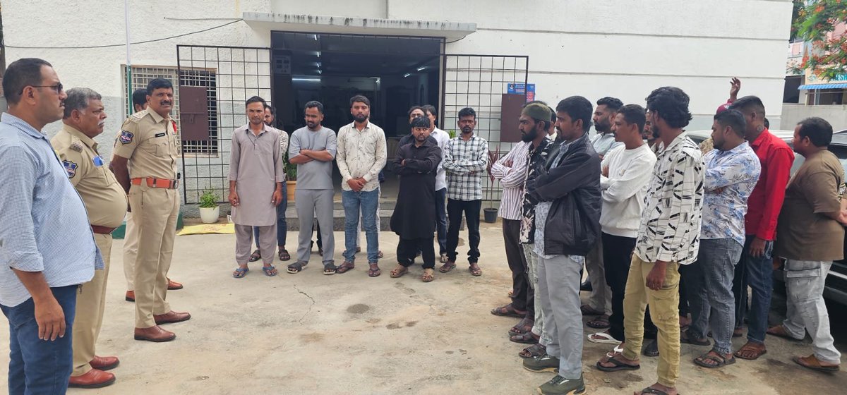 NewsMeter_In's tweet photo. #Hyderabad:

Ahead of #VinayakaChavithi &amp; #Bonalu, #AttapurPolice warned #rowdysheeters: Reform or face the #PDAct.

SHO A. Seethaiah urged them to maintain peace, follow police checks, and attend mandatory weekly inspections.

@hydcitypolice https://t.co/nHcRwsD161