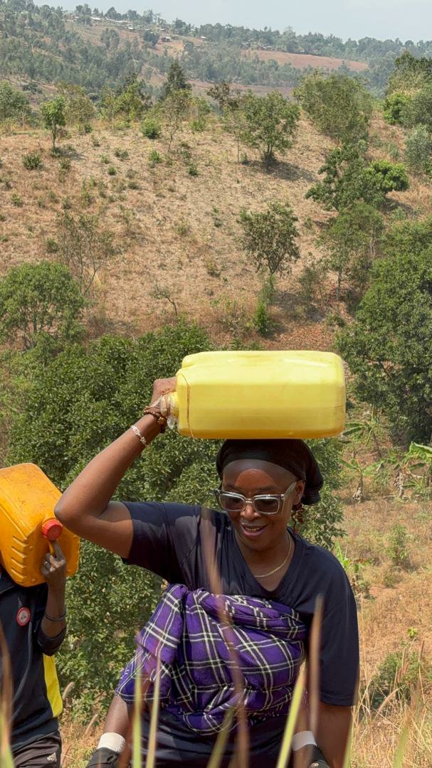 AngeKamere's tweet photo. Mugihe c'uburuhuko twarifadikanije n'urwaruka rwo ku mutumba wa #Rugese, commune #Butihinda aho twaranguye ibikorwa vyo kuvoma amazi no kubumba amatafari. Twarigishije abanyeshure ko mugihe c'uburuhuko aba ari akaryo keza ko gukora ibikorwa vy'iterambere. https://t.co/nBlKju0Ee8