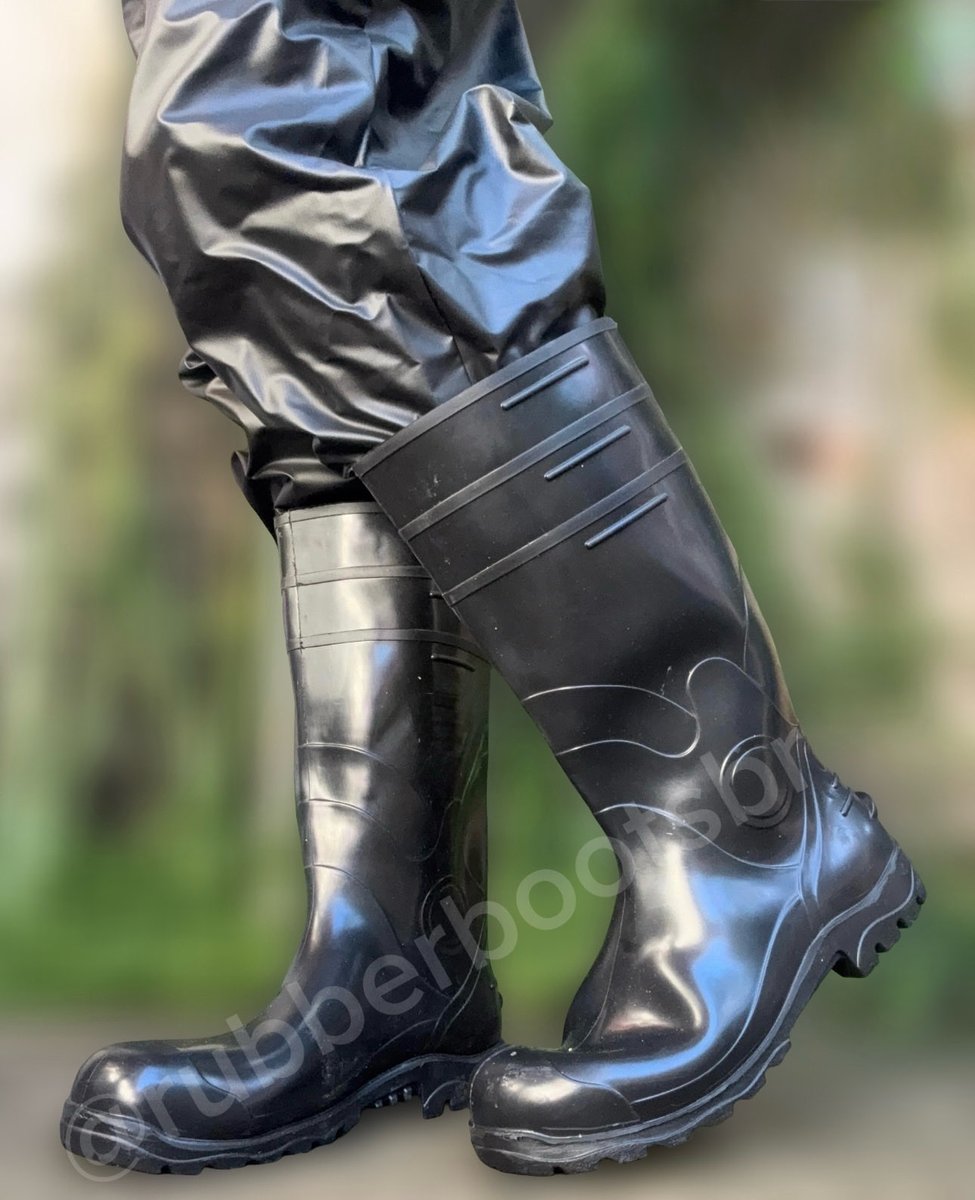 rubberbootsbr's tweet photo. All black com capa de chuva 🔥 | All black with raincoat 🔥 #rubberboots #wellies #gummistiefel #botas https://t.co/kMPlNV4SF0