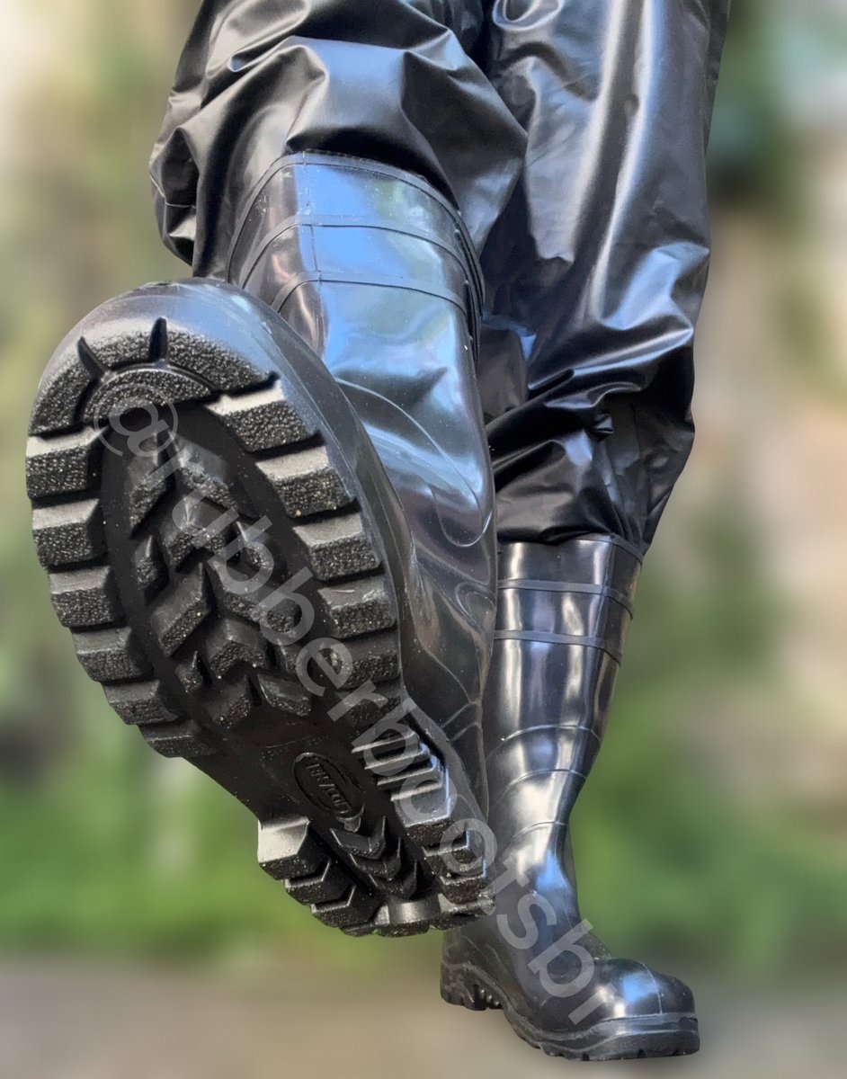 rubberbootsbr's tweet photo. All black com capa de chuva 🔥 | All black with raincoat 🔥 #rubberboots #wellies #gummistiefel #botas https://t.co/kMPlNV4SF0