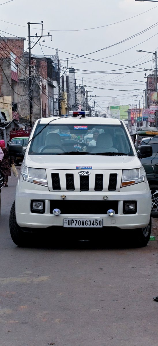 Aditya_2728's tweet photo. पुलिस की गाड़ी हो या आम नागरिक की, रोड पर गलत पार्किंग = चालान ✅

वाहन पर अपने प्रोफेशन का स्टिकर लगाना उचित है क्या?

और हाँ CMVR 210(b) के अनुसार, सरकारी अधिकारी का चालान आम नागरिक से 2 गुना ज्यादा बनता है। @bahraichpolice

#uppolice 
#SpiderMan131CR https://t.co/pwOPQAqXec