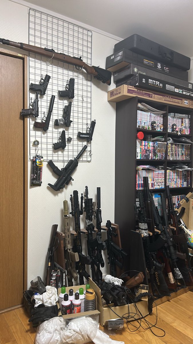 genzaiishi's tweet photo. Lots of 銃 https://t.co/3NCL5P0xrS