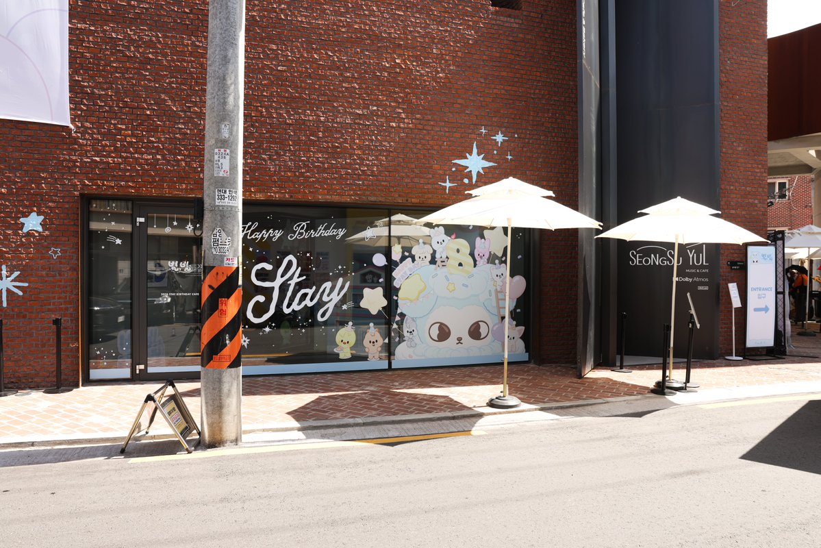 Stray_Kids's tweet photo. 2026 STAYweeK
STAY BIRTHDAY CAFE "별, 빛"

🎂HAPPY STAY DAY

STAY만을 위한 특별한 생일파티 현장 공개✨
STAY 생일 축하해💕

📅26.8.2 SUN (KST)
🌐성수율 카페 (성동구 성수이로16길 31)

#StrayKids #스트레이키즈
#STAY #스테이
#2026STAYweeK #스테이위크
#스테이크
#YouMakeStrayKidsStay https://t.co/2RJxm1wFh1