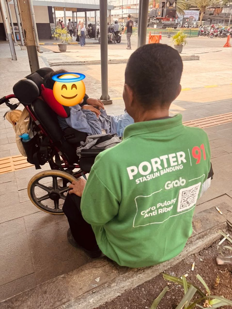 keluhkesahkonoh's tweet photo. Hari ini Allah mempertemukanku dengan seorang bapak petugas porter KAI bernama Pak Sunarto dan putrinya, Novi (Opi).

Saat menunggu kereta di Stasiun Bandung, aku lagi duduk sambil ngecas HP.

Dari kejauhan, kulihat Pak Sunarto sedang merapikan putrinya setelah makan di kursi depan pintu masuk toilet.

Setelah selesai, mereka berdua berjalan keluar stasiun.

Aku sempat bertanya ke petugas kebersihan toilet untuk memastikan apakah Pak Sunarto memang porter di stasiun itu.

Ternyata benar.

Petugas juga bilang kalau biasanya beliau bertugas di area luar stasiun.

Aku pun mencarinya dan akhirnya bertemu.

Aku menyapa, berkenalan, lalu mengobrol sebentar.

Jujur, aku terharu melihat semangat beliau yang tetap bekerja sambil membawa putrinya.

Katanya, setiap kali bertugas, putrinya ikut ke stasiun lalu dititipkan ke teman beliau.

Karena keretaku sudah mau berangkat, aku pamit.

Ternyata kami naik gerbong yang sama.

Sepanjang perjalanan aku jadi bisa mendengar cerita tentang perjuangan dan keseharian beliau bersama putrinya.

Karena tujuan kami berbeda, aku turun lebih dulu.

Semoga Pak Sunarto dan putrinya selalu diberi kesehatan, kekuatan, dan rezeki yang cukup.

Kalau ada yang ingin memakai jasa beliau, jadwal kerjanya dua hari sekali.

Jadi kalau hari ini bertugas, berikutnya baru bertugas lagi dua hari kemudian.

Nomor porter beliau di Stasiun Bandung adalah 91.

Foto ini sudah diambil atas izin dari Pak Sunarto.