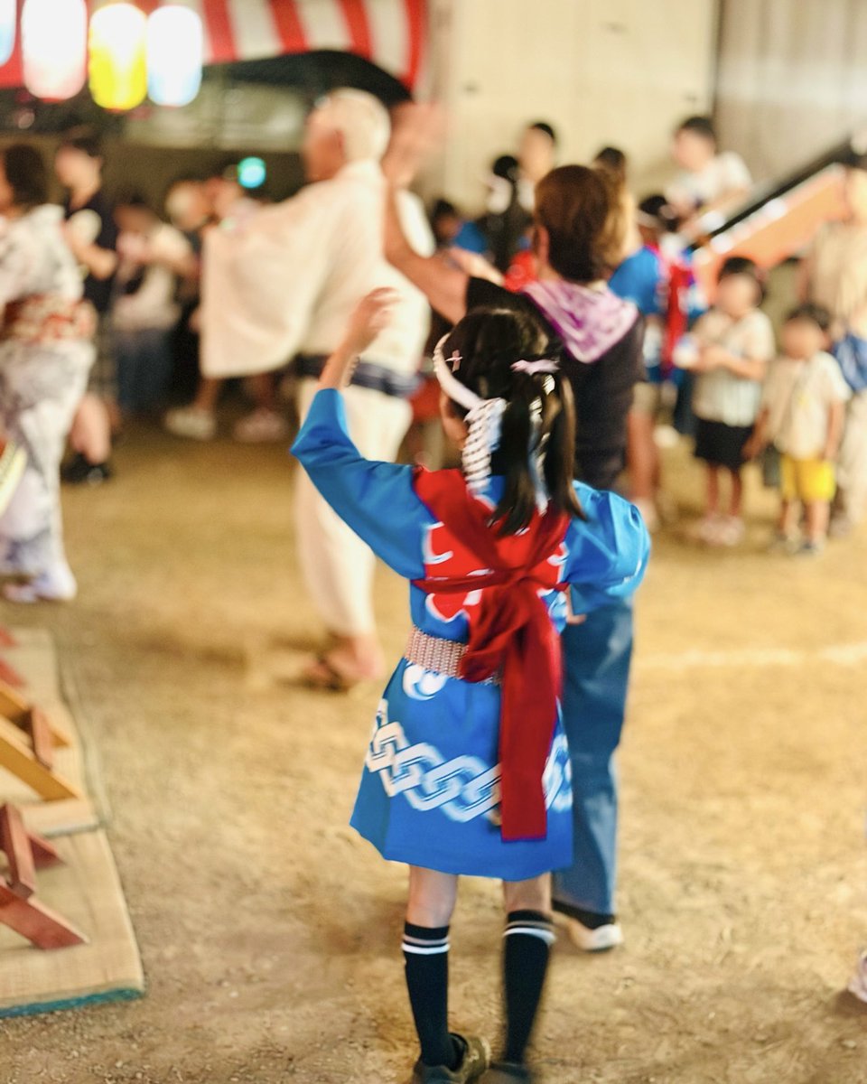 naokisudou's tweet photo. ☀️8月1日。地域の夏。☀️
 
今日は、武蔵野盆踊り大会、砂新田南自治会盆踊り大会へお伺いしました。
 
それぞれの会場では、地域の皆様の元気な声と笑顔があふれ、特に若い世代の皆さまが、盆踊りや太鼓などで活躍されている姿がとても印象的でした。
 
こうした活動は、長年にわたり地域を支えてこられた先輩方の想いを、若い世代へとつなぎ、世代を超えた地域の皆様の力で支えられているのだと感じます。
 
私も輪に加わり、盆踊りを踊らせていただきました😊
 
夕方の心地よい風、力強く響く太鼓の音、そして皆様と一緒に踊る会場の熱気。
 
改めて、地域のお祭りは、人と人とのつながりを育み、世代を超えて地域の絆を深める大切な場なのだと実感しました。
 
こうした温かい地域のつながりを育む場を支えてくださっている自治会長をはじめ、役員・関係者の皆さまに心より感謝申し上げます。
 
私も地域の一員として、そのお手伝いができるよう取り組んでまいります💨
 
#川越市
#盆踊り
#夏まつり
#すどうなおき