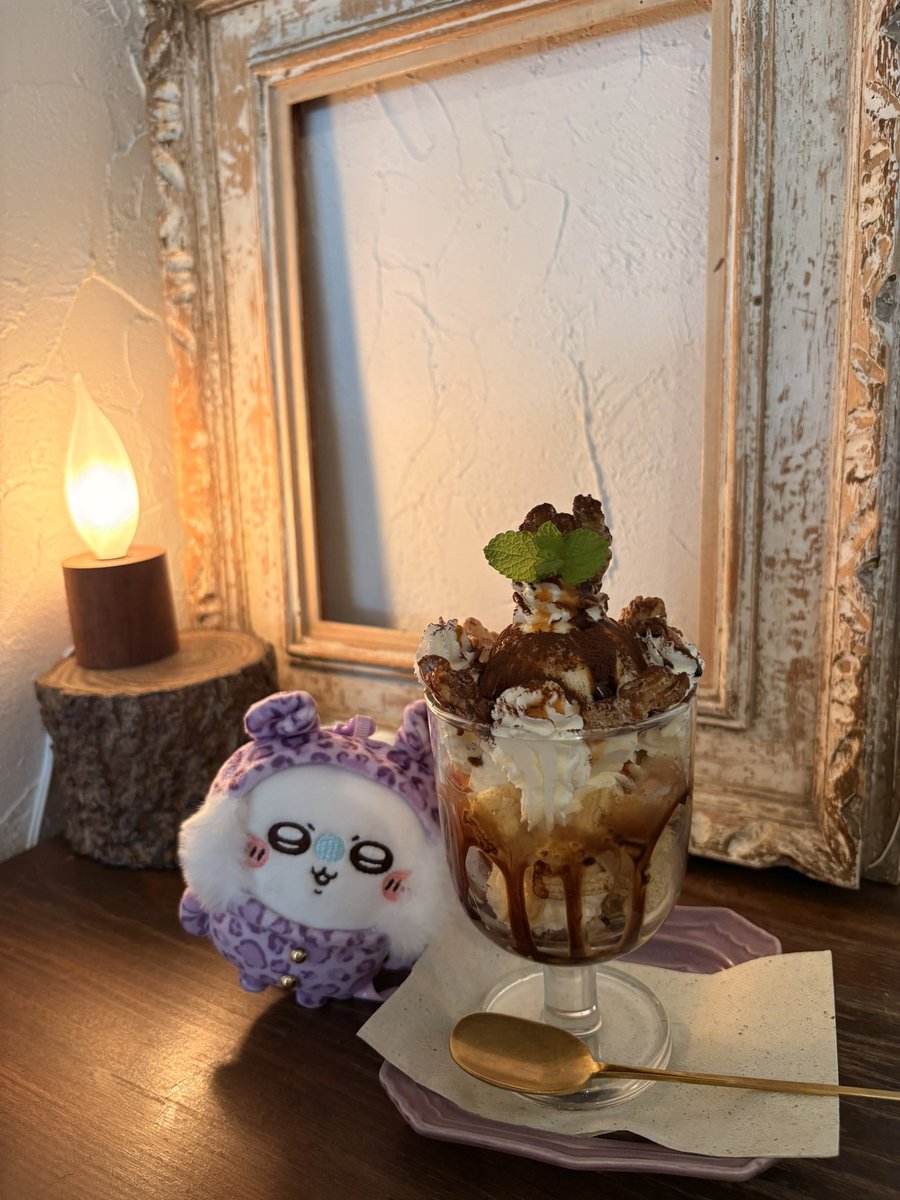 Si3S7's tweet photo. OWN WAY CAFE行ってきた✌︎( ᷇ᵕ ᷆ )✌︎💓
キャラメルショコラパフェとモモぴ🍑🍨
クルミおっきくてサクサクで、甘すぎずサッパリでとても美味しかった〜🤤♡ https://t.co/hDyMgyUDyD