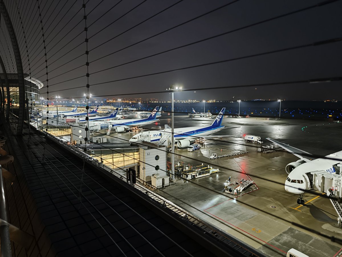 toshi_chang's tweet photo. ようやく家族で羽田空港にお出かけ。日中はデッキで息子に飛行機を見せて、その後キッズコーナーの滑り台で汗をかき、ゴンチャで一息ついてからANA FESTAでおもちゃを買い、レストランで夜の離陸風景見ながらお子様ランチを食べさせて帰宅。帰宅後速攻爆睡。楽しかった次の日の反動がありそうな予感💦 https://t.co/nP14INqE75