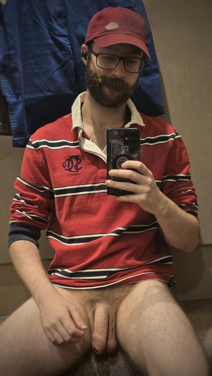 PizzaOtter726's tweet photo. Gotta love changing room lighting huh? https://t.co/h0B1U9aPWR