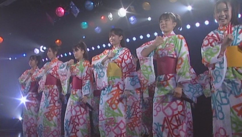 nagekinohina's tweet photo. There's a grandpa in Maruchan's fans wearing an AKB promo yukata from 2006! https://t.co/GFLnoXtAZs