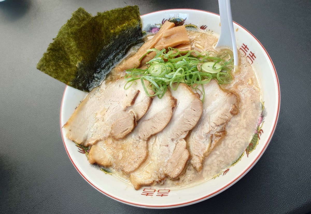 taachan7_7's tweet photo. お昼ご飯はラーメン岡本屋🍜
土日の数時間しか開いてなくてやっと行けた😄 https://t.co/5CRcnmgaW5