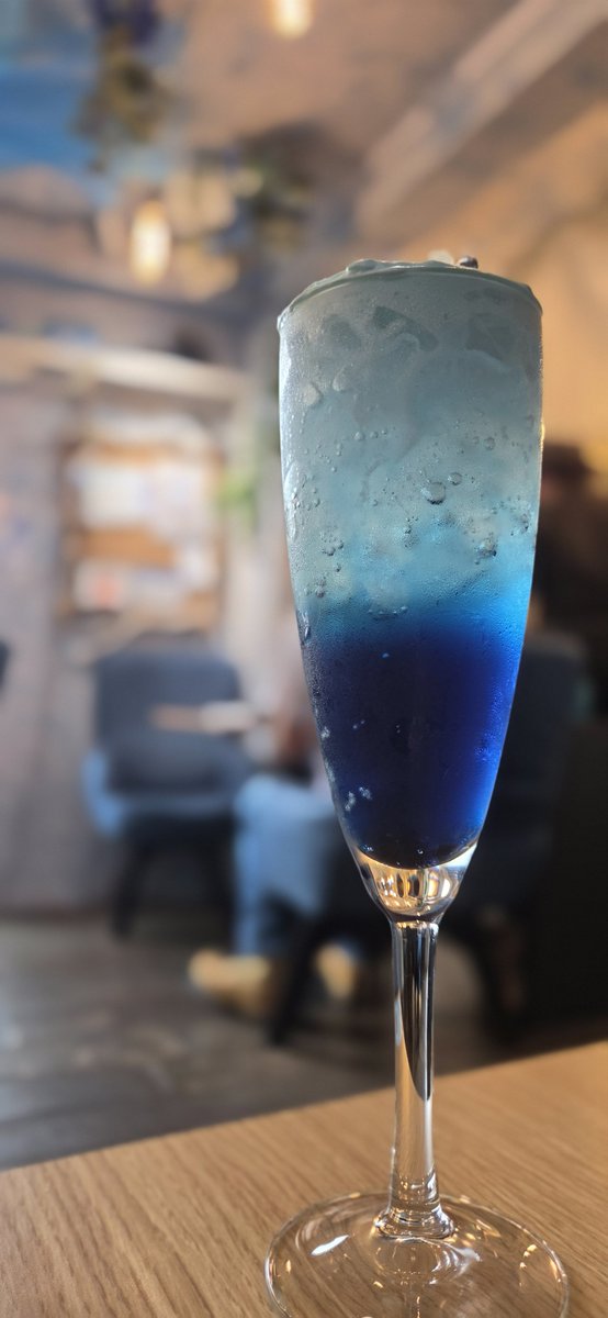 claves_8's tweet photo. コラボカフェ堪能しました！

中々ぶっちゃけなお二人のトーク、ちっこいスピーカーから聞いて��とは思えないくらい聞かせるミニライブ、しっかりと作り込まれたドリンク、フードなど、とても楽しかったです！

特にガーネットと小さきものすごかった。またいつかライブでも聴きたいー！
#SuimiCafe https://t.co/96eimwY7LV
