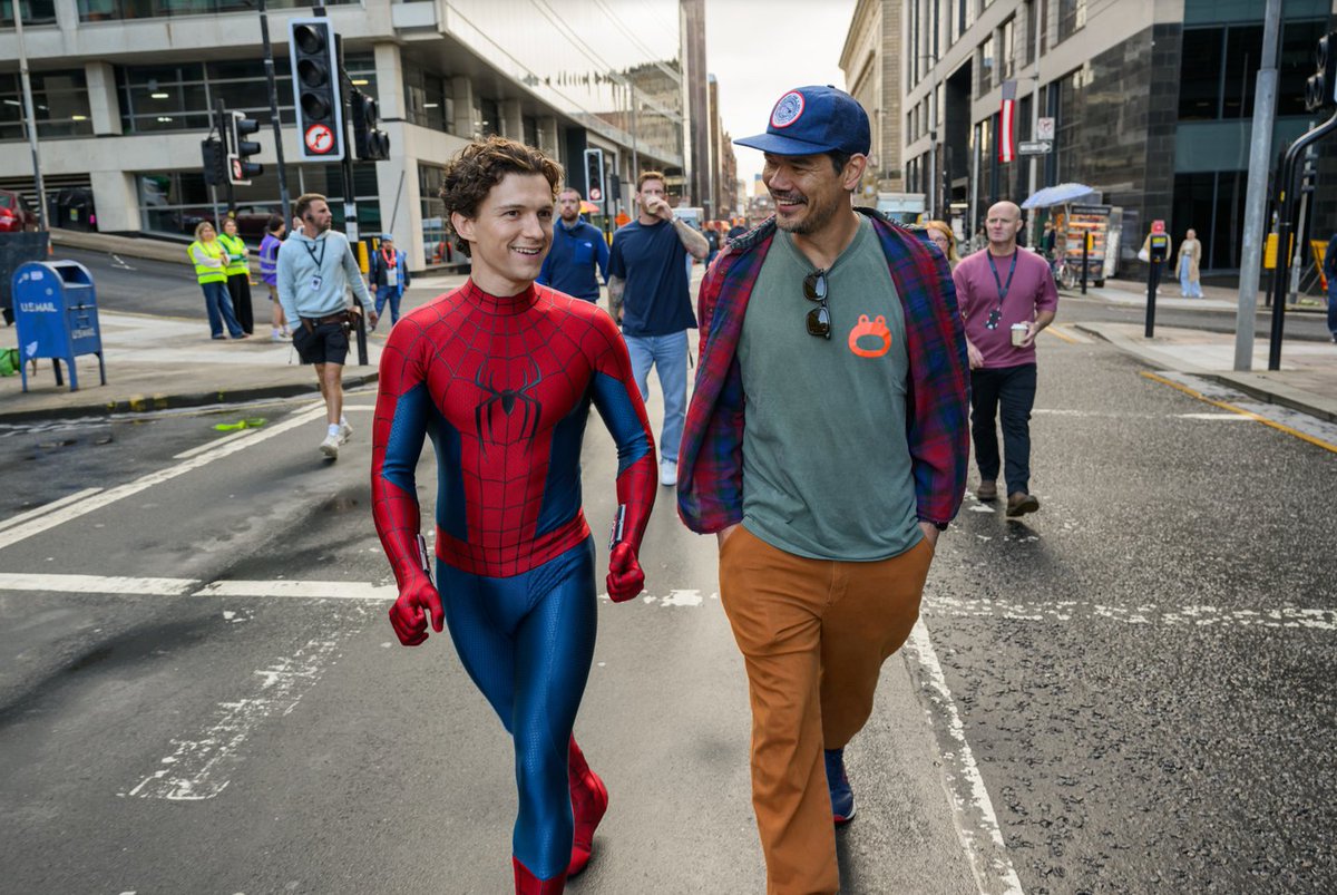 WatchmenID's tweet photo. Buat kami, Spider-Man Brand New Day adalah film Spider-Man versi Tom Holland yang paling dewasa, personal dan terasa banget sisi manusianya.

Film ini gak berusaha jadi Spider-Man paling grande dengan sibuk menjejali action full di sana-sini, atau ngelempar fan service secara jor-joran, tapi justru (hanya) fokus ngeliatin perjalanan Peter Parker menjalani tanggung jawabnya.

Arahan Destin Daniel Cretton ini bener-bener sangat segar dan berbeda dibanding "Trilogi Home" sebelumnya, in a good way.