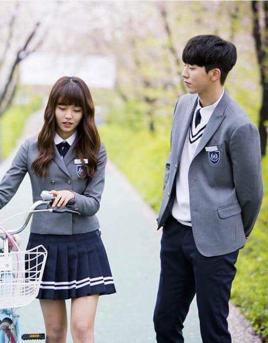 bahasdrakor's tweet photo. Demi apaaa… 😭

Abis cari tahu info tentang #SongKang dan #KimSoHyun, aku malah kaget pas lihat tahun lahir So Hyun.

Lah… ternyata dia kelahiran 1999?! 😭

Langsung kepo dong, berapa sih usia mereka waktu syuting Who Are You: #School2015?

Kim So Hyun (1999) → sekitar 15–16 tahun
#YookSungjae (1995) → sekitar 19–20 tahun
#NamJooHyuk (1994) → 21 tahun

Jujur aku baru sadar Kim So Hyun masih belasan tahun waktu memerankan dua karakter sekaligus di Who Are You: School 2015. Aktingnya udah sebagus itu di usia segitu. 😭👏