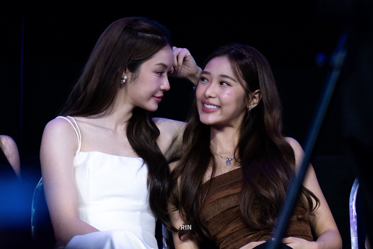 jennierosientf's tweet photo. โคตรแมวเด็กกับพี่คนสวยมาก คือแบบอ้ยยยยย พี่คนสวยขาเว่อ เข้าใจฟีมทุกอย่าง 😭😭😭

NAMTANFILM GR SINGAPORE
#GirlRulesFMinSingapore 
#NamtanFilm https://t.co/2ExiF0JmbV