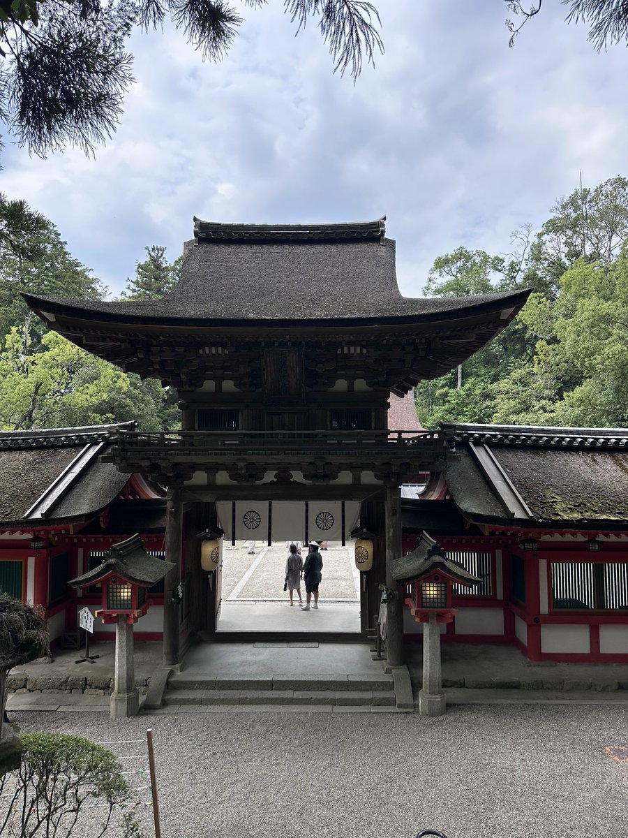 HiroTakechan's tweet photo. #今日の奈良
#今日の奈良公園 番外編
本日 #石上神宮
鶏が迎えてくれます🙏
古事記や日本書紀に登場し暁に時を告げる鳥として神聖視され神様のお使いとされています😊
#やっぱり奈良は素晴らしい
#凛とした空気がたまらない
#奈良のシカの代弁者
#奈良公園のことなら竹田さん
#奈良のことなら竹田さん https://t.co/fS1Mtc1JQV