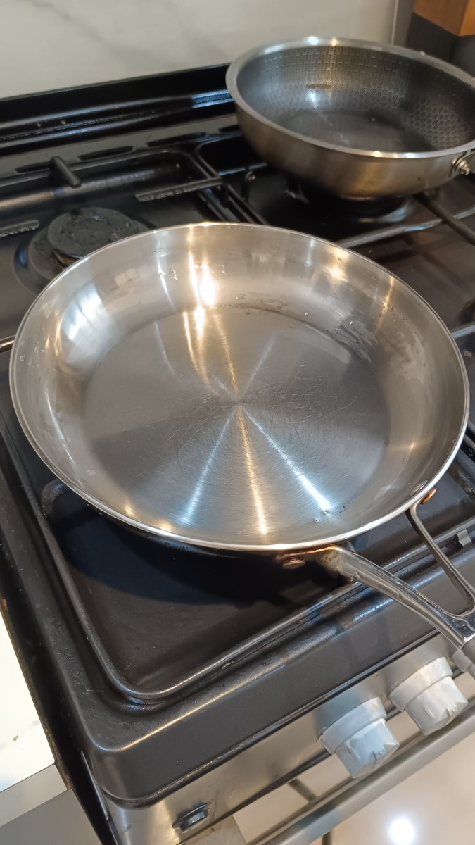 tiarbah's tweet photo. cara bersihin sisa kerak di stainless:

- rebus air hingga mendidih di pan yg akan dibersihkan
- setelah mendidih, matikan api
- masukin 1 sdt soda kue
- biarkan terendam 15-30 menit
- gosok dengan sabut besi
- kerak lebih lunak dan mudah dibersihkan https://t.co/nCCJJ6yGp0