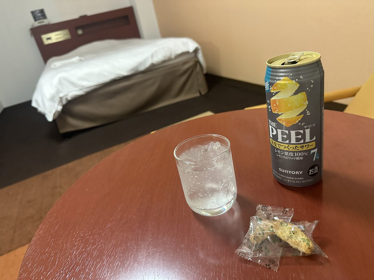 ryutinLosingo's tweet photo. ラストオーダーまで時間はまだあったのですが店内の客は私だけになり、お片付けモードに入って翌日の朝食バイキングの準備をし始めたので早々に切り上げました

呑んだくれても徒歩３秒で直ぐ寝れる部屋飲みが一番かもしれませんね https://t.co/uzqSRKMv8P