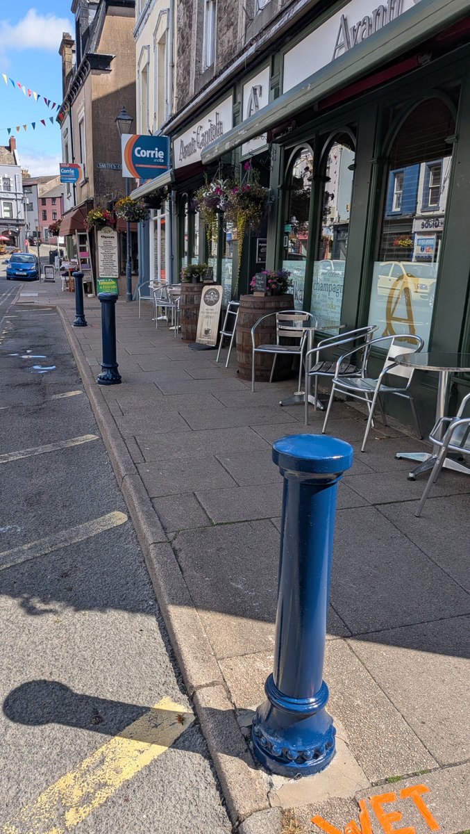 TheLengthsman's tweet photo. Been restoring #Bollards in Ulverston this morning outside Bar Capitola π
Despite the new #Wetpaint signs the Town Council got me someone put the fingers on one π₯Ί https://t.co/hinSTbC9ue