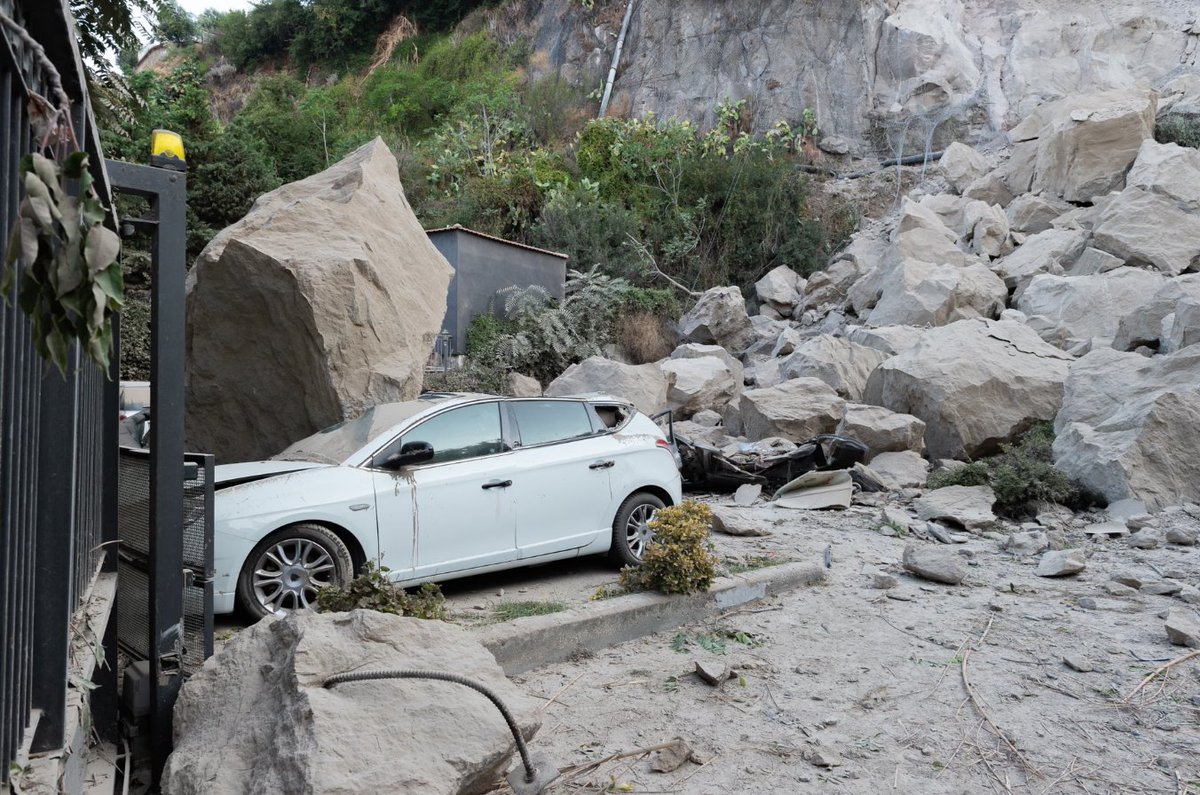 InfosFrancaises's tweet photo. 🇮🇹 ITALIE : Au moins 21 blessés, dont deux graves, plusieurs bâtiments effondrés et de nombreux dégâts matériels après un tremblement de terre de magnitude 4,7 dans la région de Naples. https://t.co/6Y4Rx1kabk