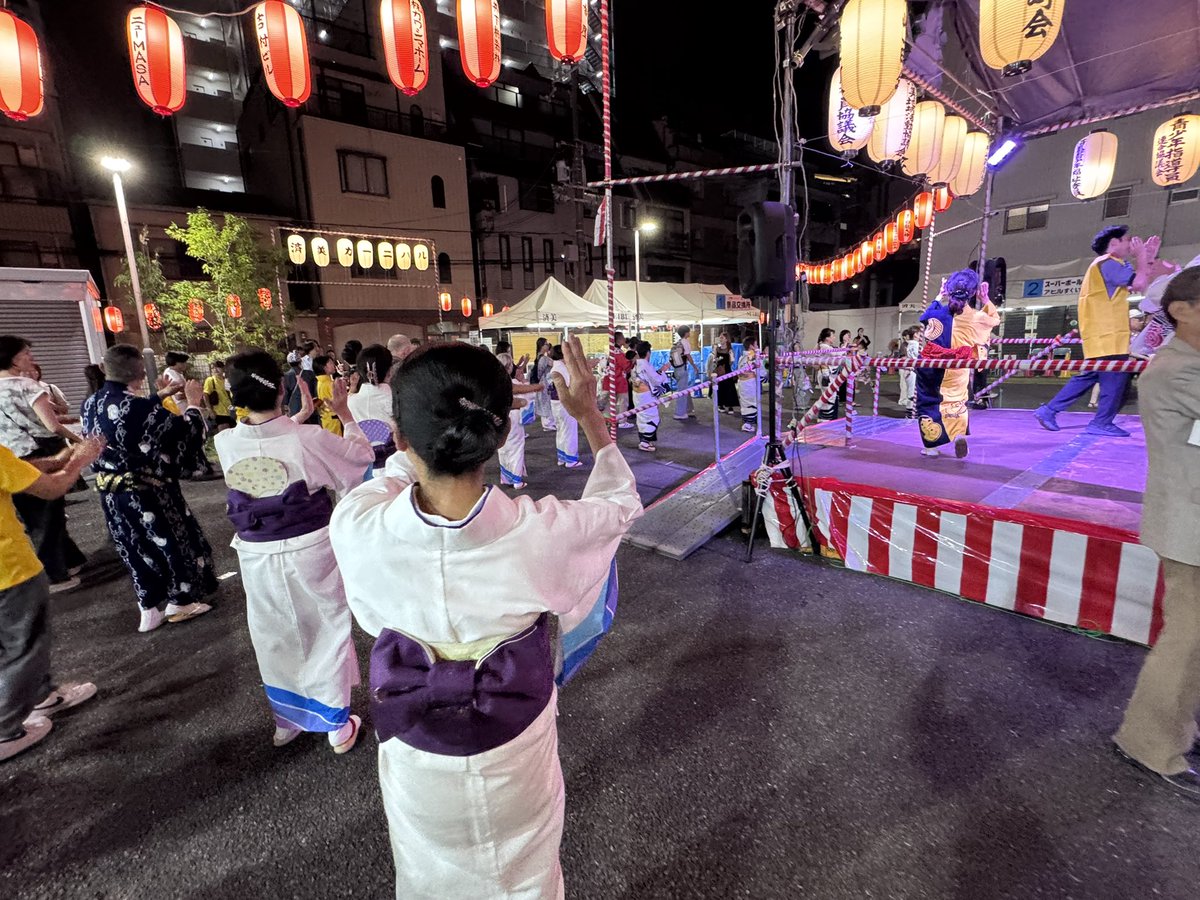 Shigehara_hide's tweet photo. 今晩は、北天満・中津・豊仁・済美地域の夏祭り、盆踊り大会が開催されました。
どの地域も世代を越えて、たくさんの方々で賑わっています。
こどもたちも盆踊りを覚えようと目を輝かせて一緒に踊ってるのが、可愛いですね。
暑い中、日中からご準備いただいた役員の皆様、本当にありがとうございました。お疲れ様でした。

#北区 #夏祭り #盆踊り
