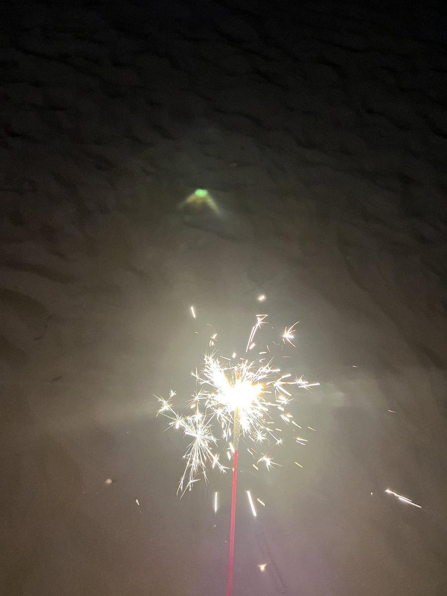 Sora__70's tweet photo. 友達が「海行ってさ、花火やろうよ」って言ってくれたから、花火した

夏はじめていく https://t.co/QAwN4MZqkK
