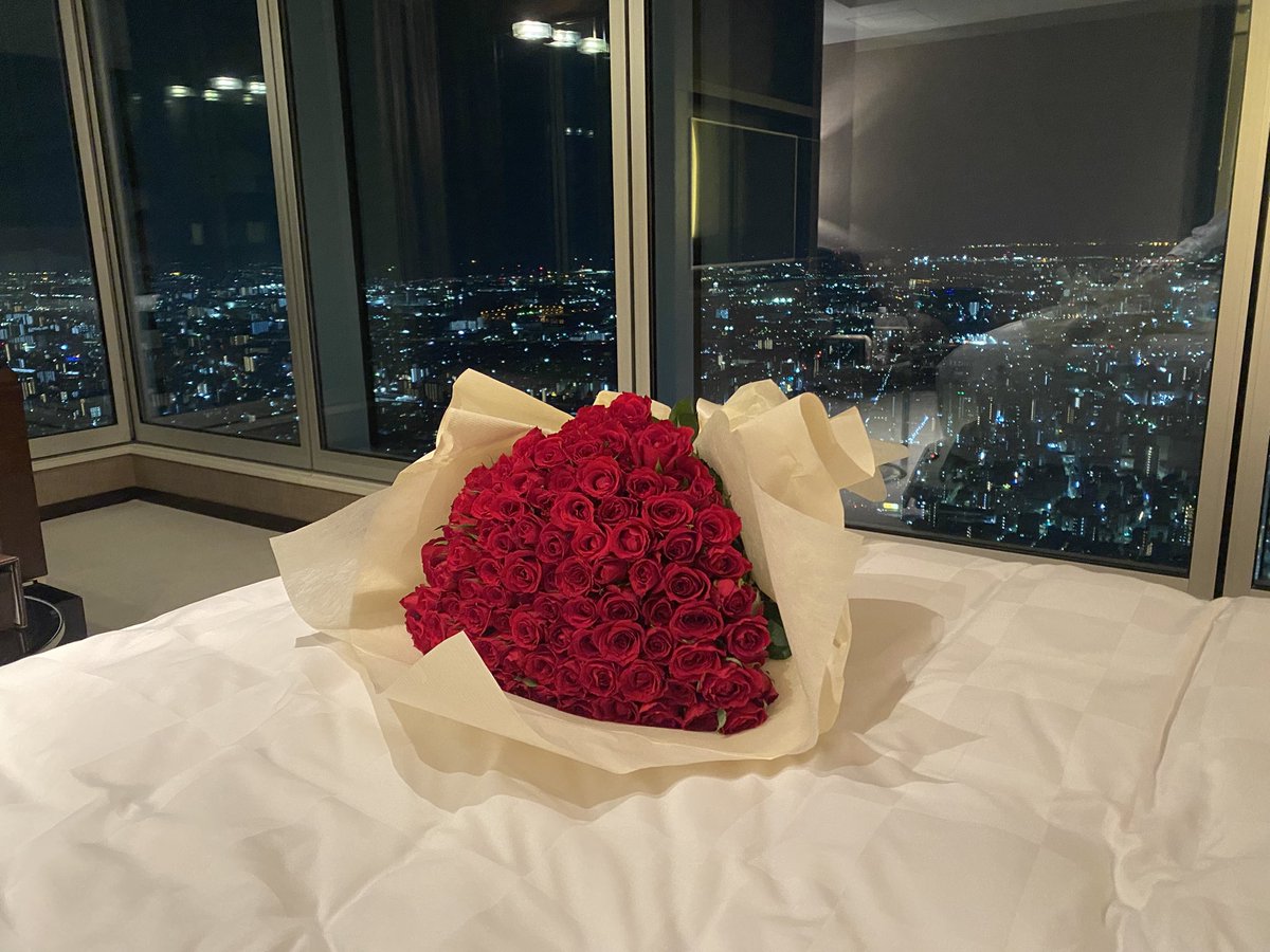 SSCnapoliayami's tweet photo. ホテル良すぎた。
タワマンが下にあるの非日常感すごかった笑
めっちゃ喜んでくれて準備した甲斐あった。
自分にとってもいい経験になった。
良い部屋にはしてたけど、プロポーズで使うって伝えてたら当日一個上のグレードに上げてくれた。最高でした。 https://t.co/8A8Iv9qvtD