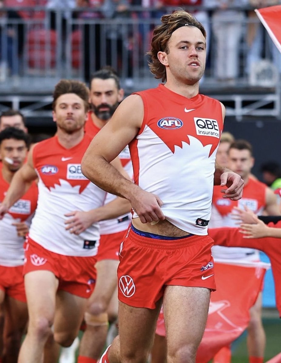 __jett__35's tweet photo. Rowey getting an ass tap in the locker room and showing off that hairy rig 🔥🥵 https://t.co/pBNktDabfm