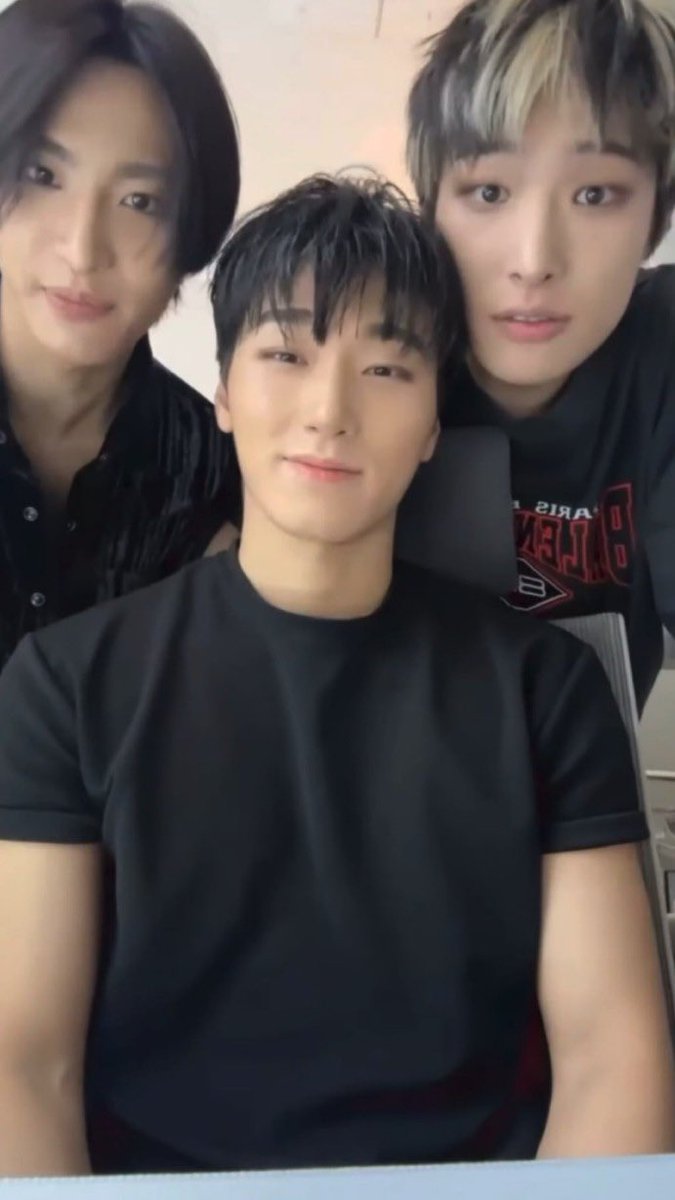 atz_potato0809's tweet photo. 사난비즈 또 라방해줘… 개같이 기다리는 중 https://t.co/ya5VQFJUMQ