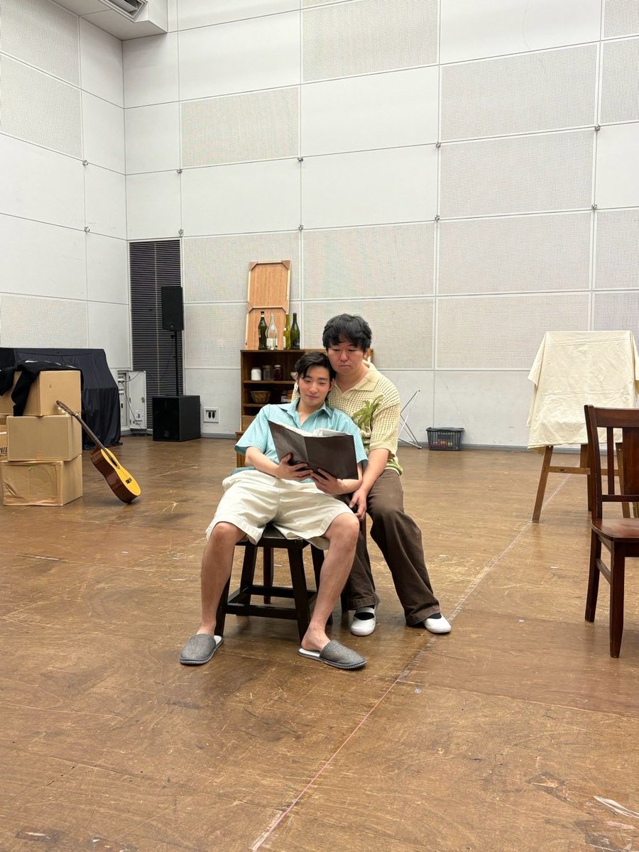 kanataro1222's tweet photo. 新国立劇場　20の物語
明日、千秋楽です。

パッシング・バイも明日がラストです。
1972年の夏。人生の岐路に立つ2人が出会う物語です。🪑🖼️🪑

まだ少しだけチケットあるようです。
是非お越しください。

https://t.co/ZPtLhR0RPd https://t.co/MIDmfUbkF4