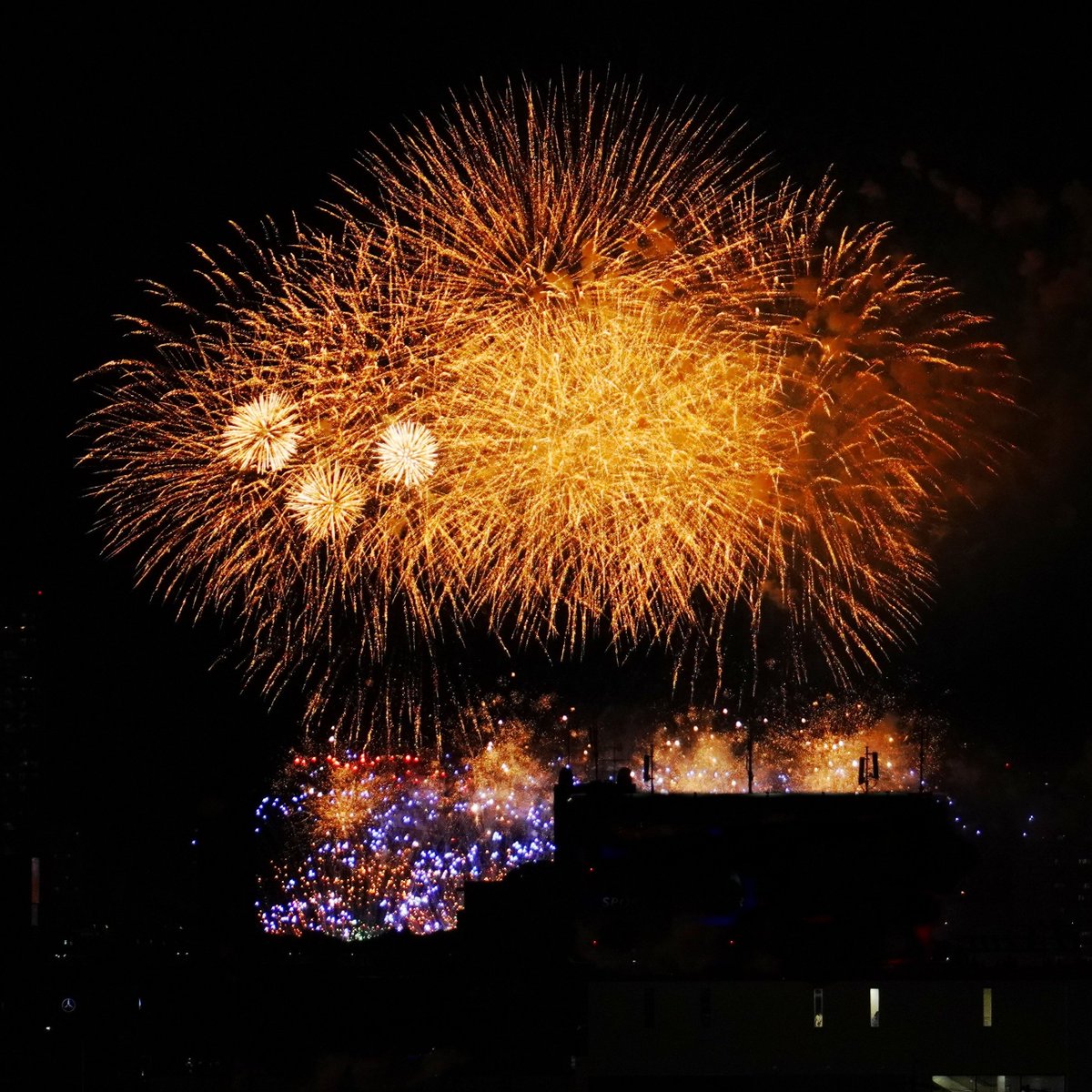 usagisou_fish's tweet photo. 遠く、打ち上がる花火。
真下ではこの暑さのなか、職人さん達が汗だくで走り回りながら空に美しい花を咲かせようと頑張って下さってるんだろうな。
見事な花が咲く度、私達は気持ちを拍手に代えて遠くの職人さんへ送る。直接届かないけどこの日本文化素敵だな。
今年も綺麗な花火を有難う御座います。 https://t.co/1nxeCf2fZr