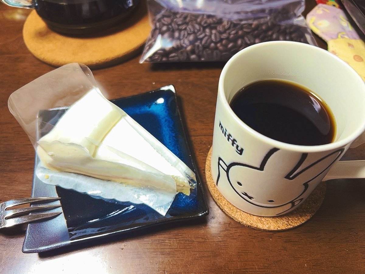 purepure_beans's tweet photo. 仕事帰りに買ったミルクチーズケーキと今朝焙煎したマンデリンで☕︎ https://t.co/QFXo5KR0Zb