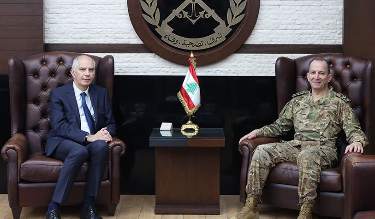 AmbaFranceLiban's tweet photo. لمناسبة الذكرى الحادية والثمانين لتأسيس الجيش اللبناني، إن بناء جيش قوي وسيادي يملك حصرية السلاح على كامل الأراضي اللبنانية بات ضرورة أكثر من أي وقت مضى.

وستواصل فرنسا الوقوف إلى جانبه والعمل على تعزيزه.

@LebarmyOfficial 
#عيد_الجيش https://t.co/xft64k3o8c