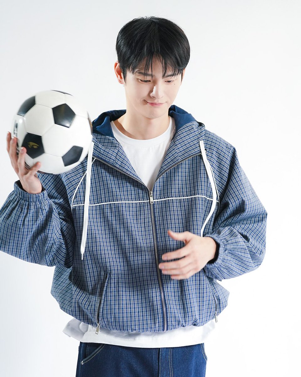 Kkorepo's tweet photo. #ソ・イングク、ジーンズファッションで爽やかな魅力爆発…広告撮影ビハインド（動画あり） 
#ソイングク  
🔗https://t.co/fJhsd3d4RP https://t.co/wwuSU55pAo