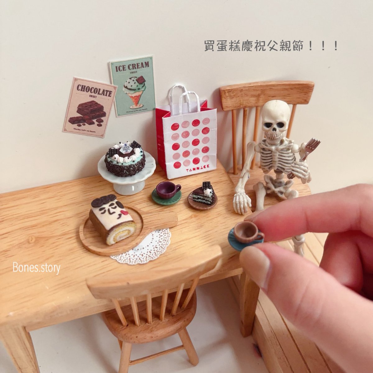 bones_story's tweet photo. _(┐「ε:)_想好父親節要怎麼慶祝了嗎？
可以看看亞尼克這兩款可愛又好吃的東東！！
酷酷歐多桑生乳捲 &amp; 薄荷巧克力蛋糕✨
IG：2000yannick 
-
#亞尼克 #父親節蛋糕 #生乳捲 #薄荷巧克力 #甜點 #薄巧 #薄巧派對 #期間限定 #好吃 https://t.co/6xEpYR4oe6
