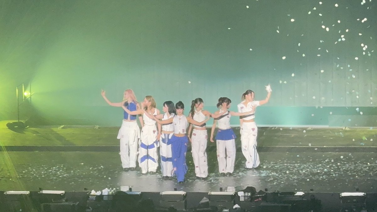 mix_love9's tweet photo. 前言撤回！！！
席しょぼいとか言ってごめんなさい😭
3階でまじかーと思ってたけどむしろ神席でした！通路1列目でステージ降りてきた時まさかの💛🩷が目の前に！！😳なんならすずとは普通に目があった😳
ちゃんと最速先行の意味あった！！
#ME_I
#ME_I_WAY https://t.co/HKilflJbsS