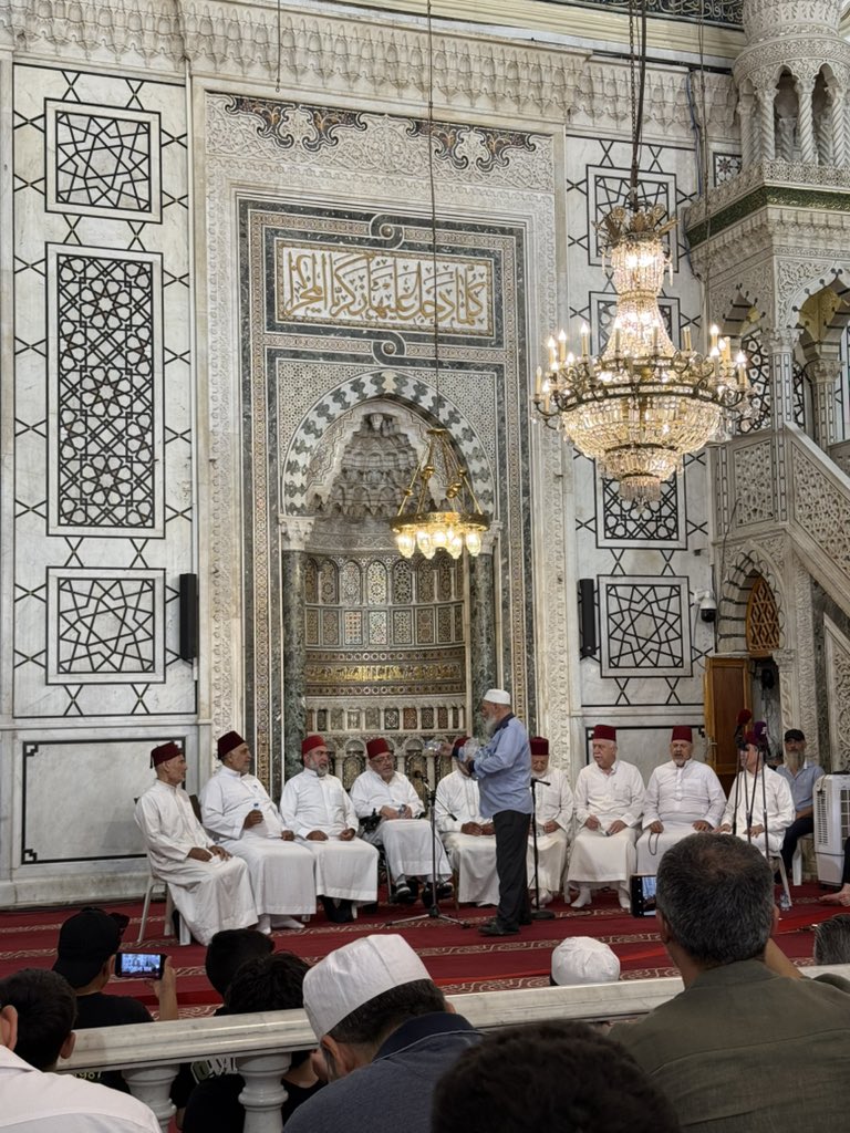 Burak_kzlds's tweet photo. Şam’a dair.

Arapça eğitimi için Şam-ı Şerif’e gelen hafızları ziyaret maksatlı iki gecedir Şam’da idim.
Suriye yaralarını sarıyor Elhamdülillah. Önceki gelişimden bu yana her şey toparlanıyor. Ara ara  kesintiler olsa da şehirlere artık elektrik verilebiliyor. Yollar yapılıyor, savaşın yıkıntıları toparlanıyor.
Halep Emevi Cami restorasyonu tamamlanmak üzere, Şam Süleymaniye Külliyesi açılışa hazırlanıyor.
Tadilattan ötürü kapalı yerler Türklere özel olarak açılıyor.
Halep Emevi Cami’ni gezdirdiler, Şam’da Vahdeddin Han’ın kabrine de Türk olduğumuz için tadilata rağmen almışlardı.

Kara yoluyla geldiğimden Halep, Hama ve Humus’u da görme fırsatım oldu. Türkiye’den geldiğimizi duyan herkes minnet ve teşekkürle yaklaşıyor.
Halep kalesinde çiçek satarak geçimini sağlayan bir abi, on iki sene İstanbul’da kaldım, bize çok iyi baktınız diyerek elimizi öpmeye çalıştı. Bir memleketi ayağa kaldırmak, bir millete hami olmak ne büyük nimet kaynağı hamdolsun.

Şam’ın her sokağı ayrı bir hazine. Sahabe kabirleri, sultanların türbeleri, medreseler, makamlar. Tarihte kayboluyorsunuz. 
Girişte ödediğiniz vizeden, sokakta verdiğiniz  sadakaya kadar burada harcanan her bir liraya ihtiyaç var.
Türk Lirası bizim memlekette olmadığı kadar değerli :) Türkiye’de 5-6 bin liraya yiyemeyeceğiniz menüler burada en fazla bin lira civarında.

Fatih’in bodrum katlarında oturan, mescidlerde ders veren ulema burada minberlere ve kürsülere dönmüşler hamdolsun.
Şam’ın tamamen ayağa kalktığını görmek, bu dirilişe destek olmak adına Şam’a gelin, buraları sadakalarınızla destekleyin, kardeşlerinizin iyileşmesini gözlerinizle görün.

Kendi şehirlerimize, bizim olan bu topraklara sahip çıkalım.