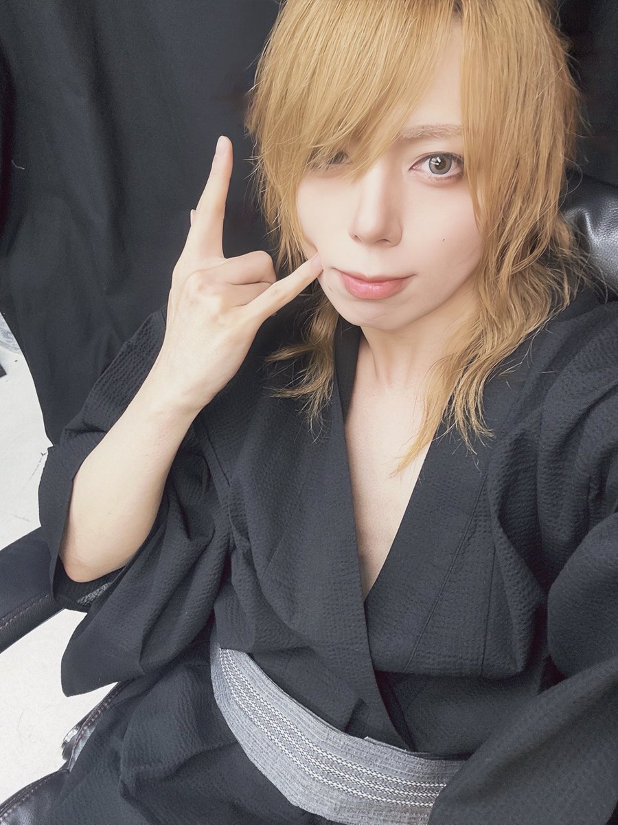 gakkun_guitar's tweet photo. ライカエジソン東京店ありがとうございました！☺︎
大阪の時は体調不良になってしまって、今年最初で最後の浴衣でした
昔浴衣でライブとかしたよな〜懐かしいなぁ

そして明日からツアースタート、気合い入れていくぞ💪よろしく！！ https://t.co/MH0uUdWMyz