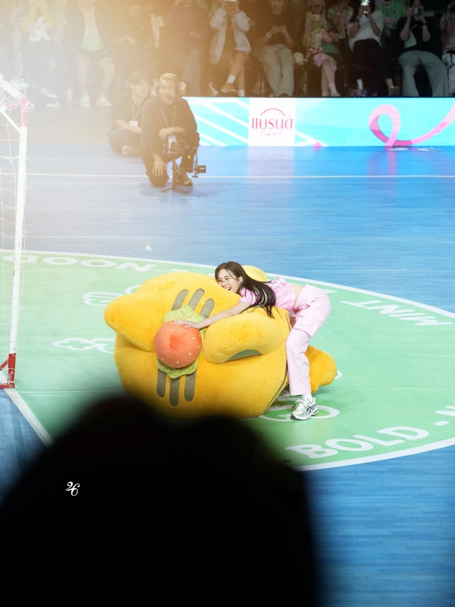 U26YU's tweet photo. พี่หลิงกับโลโล่กอดกันน่ารักมาก

LINGORM CH3 SPORT DAY 2026
#LingOrmGirlsCup2026 https://t.co/jHnEC4iprf