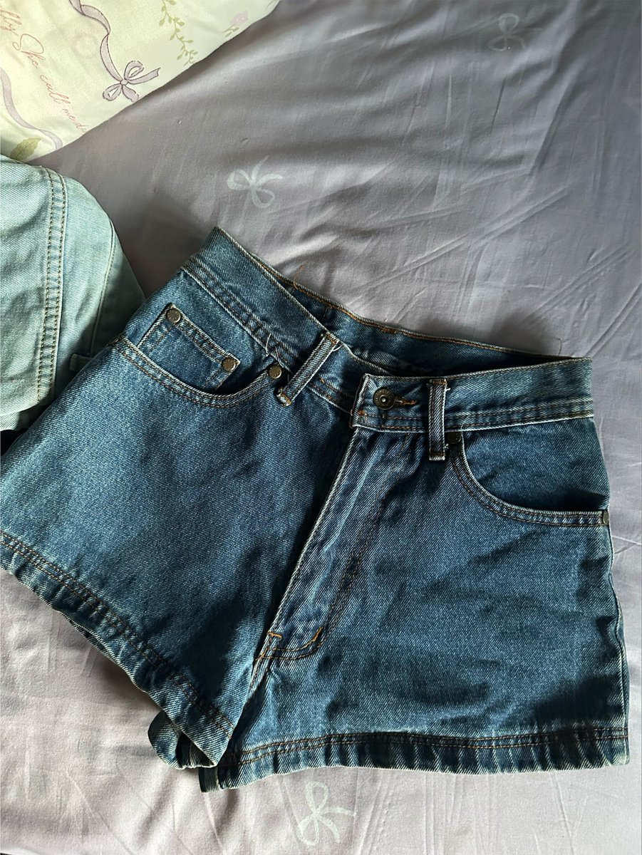 narakteesudja's tweet photo. กางเกงยีนส์ขาสั้น
เอว 26-27 
⋆ ˚｡ ⋆୨ 55 ฿ ୧⋆ ˚｡ ⋆

#ส่งต่อกางเกง #เสื้อผ้ามือสอง #ส่งต่อเสื้อผ้า #ส่งต่อเสื้อผ้ามือสอง #เสื้อผ้ามือสองสภาพดี #โล๊ะตู้ https://t.co/9SkGxneK4Q