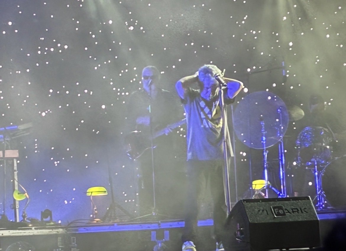 SiLaDelFlekillo's tweet photo. Anoche me pasó algo con éste grupazo y éste señor: 
Forma parte de mi vida en las alegrías y en los finales del amor. Porque tiene himnos que ponen letra y música a personas e historias.
Pues anoche te hice reset total y ahora eres mi persona favorita para la BSO de mi nueva yo. https://t.co/sJJ6fzq6I7