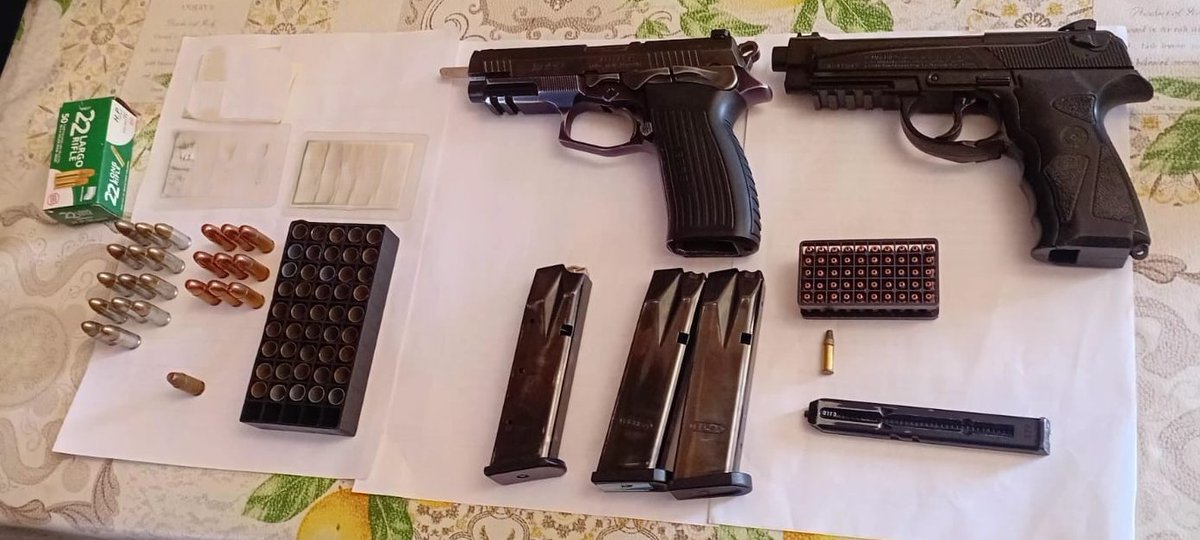 PoliciaCbaOf's tweet photo. Allanamientos rurales: cayeron tres sospechosos y rescataron 50 aves

🚔🌿 Tres hombres fueron detenidos durante una serie de allanamientos realizados por Patrulla Rural, acusados de estar vinculados a hechos de robo, abigeato y caza ilegal.

✅ Se secuestraron tres armas de fuego, un arma de aire comprimido, cinco armas blancas, cartuchos de distintos calibres, dos motos, piezas de animales, herramientas, celulares y otros elementos.

📍 Los operativos se realizaron en Serrezuela, Etruria, Villa Valeria, Río Cuarto y Ticino.

🐦‍⬛ Por otra parte, en un trabajo conjunto con Policía Ambiental por una investigación de tenencia ilegal de fauna silvestre, se secuestraron 50 aves silvestres, 26 tramperos, 47 jaulas y otros objetos utilizados para su captura y cautiverio en Villa Sarmiento, Sauce Arriba, Conlara y Luyaba.