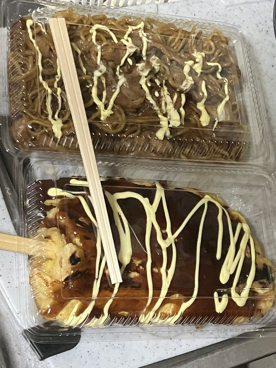 ceramic193's tweet photo. 今回は夏祭りっぽいものということでね
焼きそばとはしまきなる料理を友人から聞いたので
せっかくだからプラ容器に入れて屋台っぽくしたわけですね
実際はチョコバナナ作る予定だったんだけど
ミスって茄子田楽みたいな見た目になったのでボツになりました

#ぶいこねくしょん https://t.co/9c9G0PB5YE