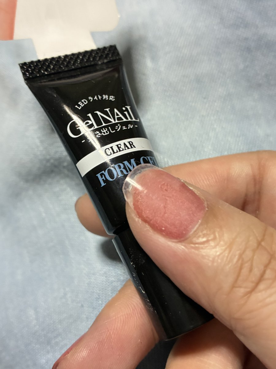 Smrg108's tweet photo. セルフで初めて長さ出しをしてみている途中。
左は…ベースカラー塗らないでやるべきだった（全面長さ出し）
右は半分だけどこれやわらかすぎて無理〜～～🤣
お値段するけどキャンドゥのほうがやりやすい…けど段差生まないようにするコツはいる…ムズい！めっちゃムズい！！ https://t.co/NdWvzte1cu