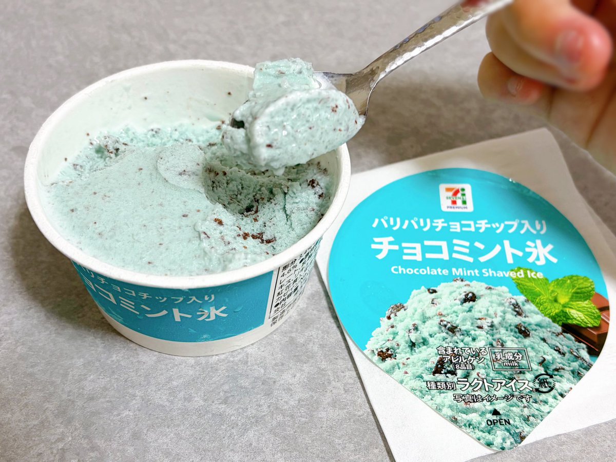 q_rosetea's tweet photo. 【おすすめ】
セブンの「チョコミント氷」激うま！！食感はしゃりしゃりなのに、チョコミント味がまったく薄くない。チョコとミントのバランスもちょうどいい。天才なの？？
※食べかけの写真でごめんなさい https://t.co/T7Gg4Flxy3